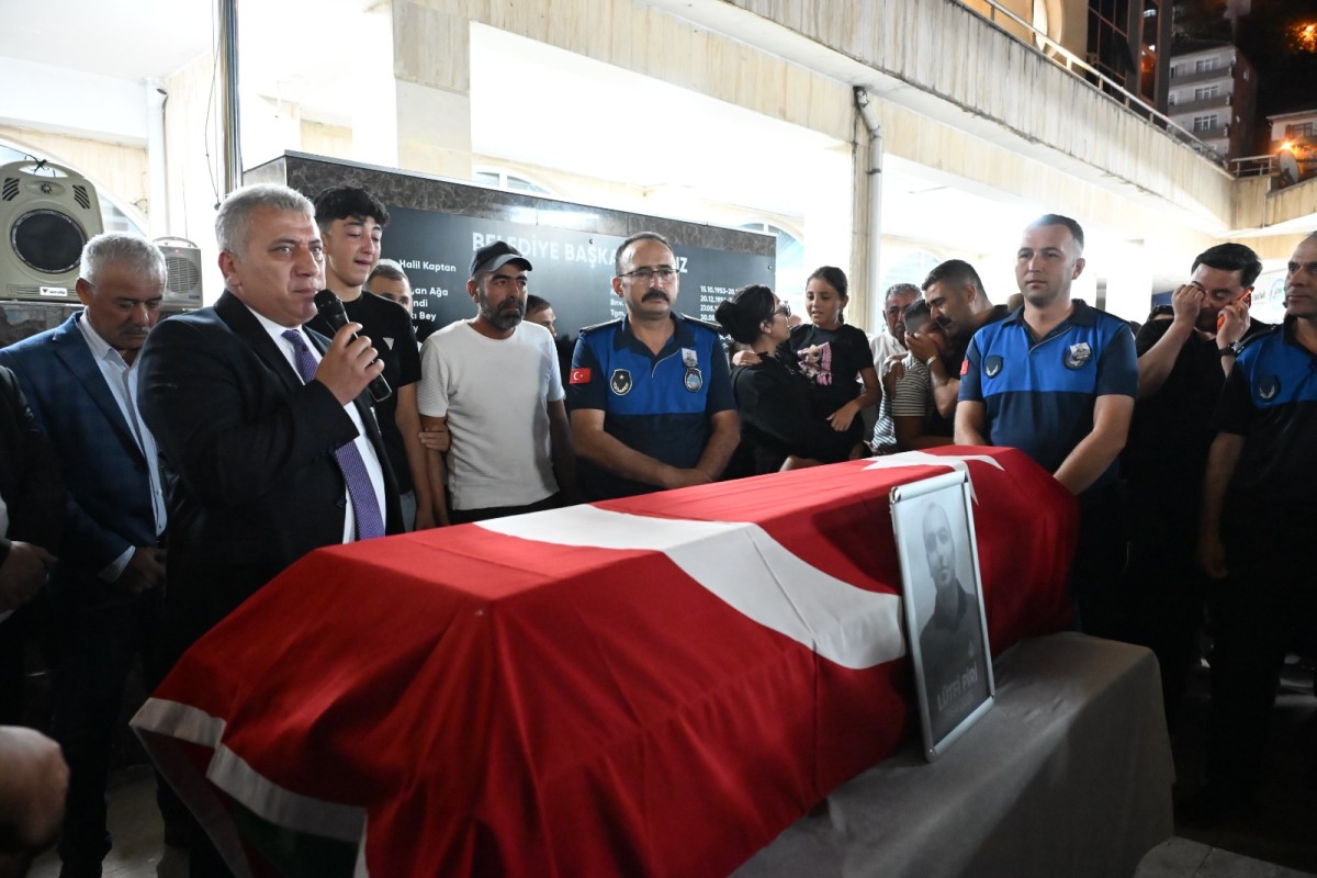 LÜTFİ PİRİ İÇİN BELEDİYE ÖNÜNDE TÖREN DÜZENLENDİ